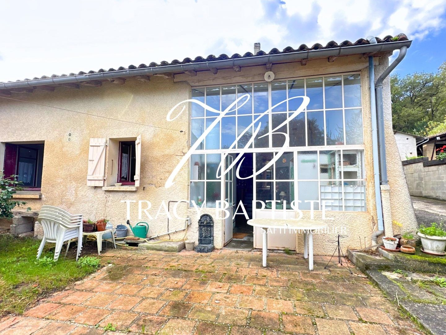 Raygades : Charmante maison de village à rénover avec jardin et garage.
