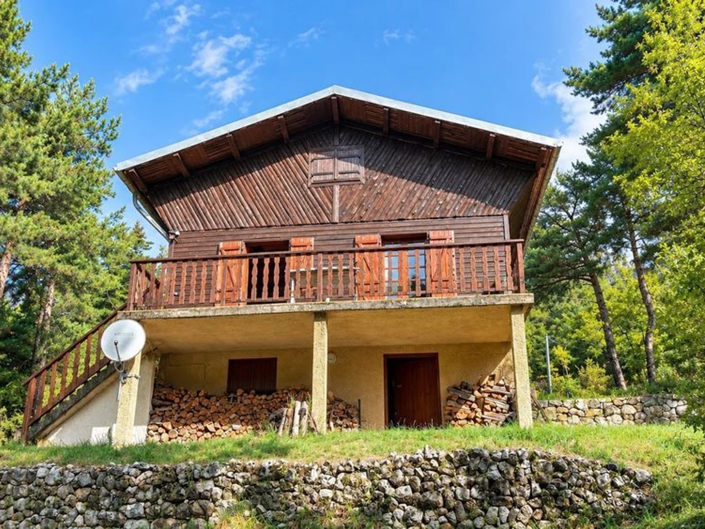 Chalet en bois avec terrasse plein sud et grand terrain arboré d