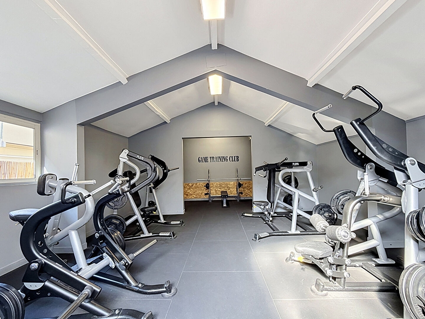 Local commercial 5 pièces 477 m²