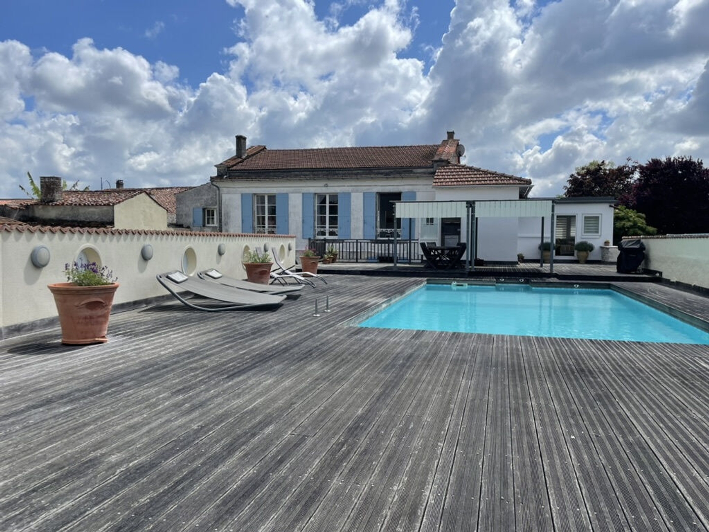Maison de Village avec piscine et garages