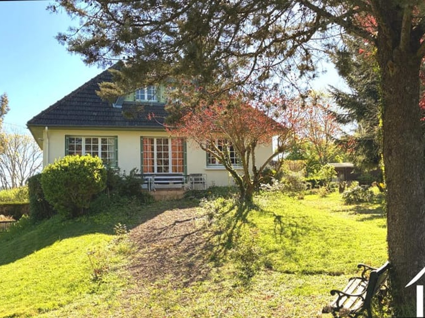 Maison agréable avec beau jardin dans la région des lacs du Morvan