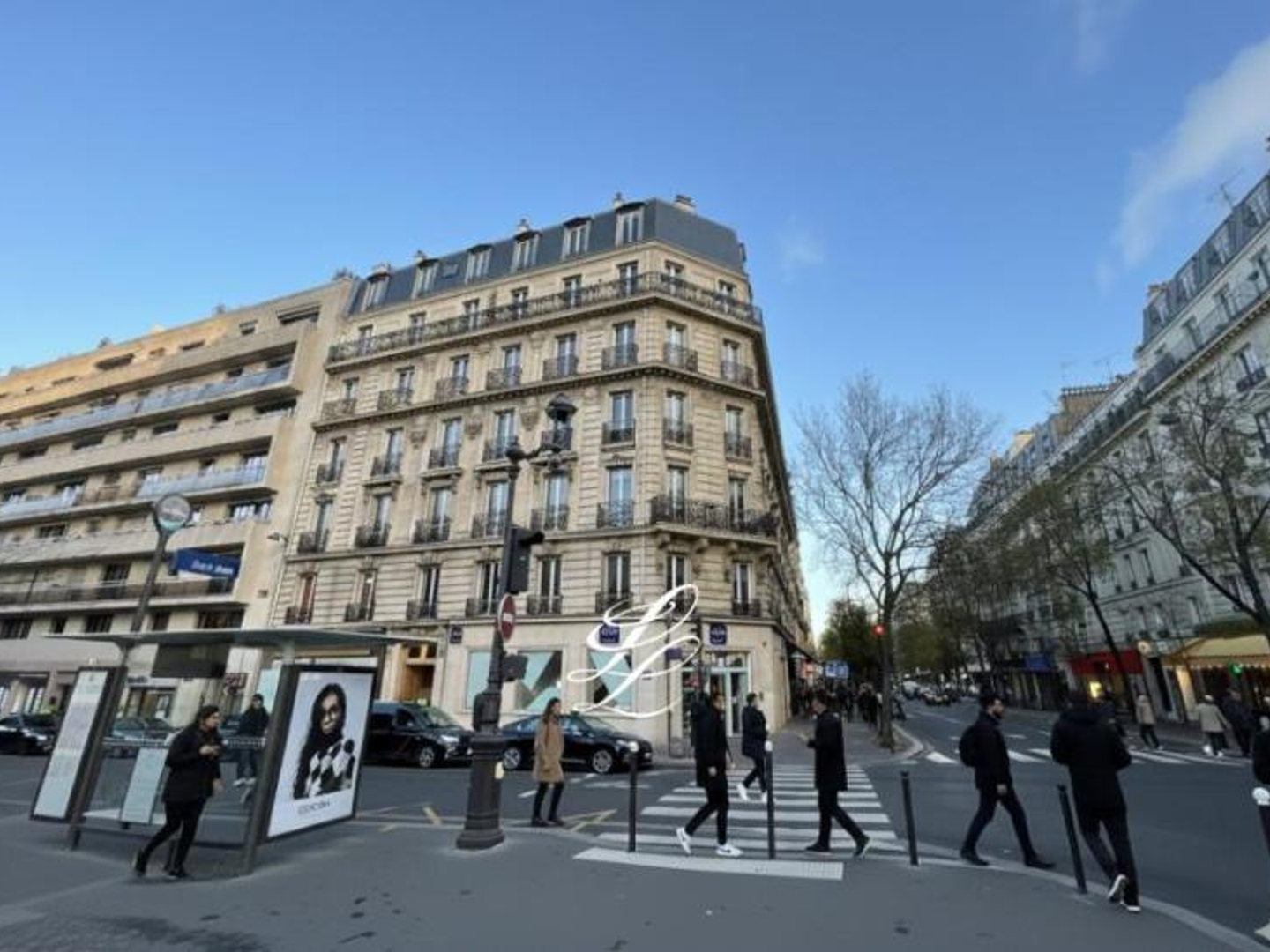 Vente | Bureaux 6 pièces 209 m 2 Paris (75018)