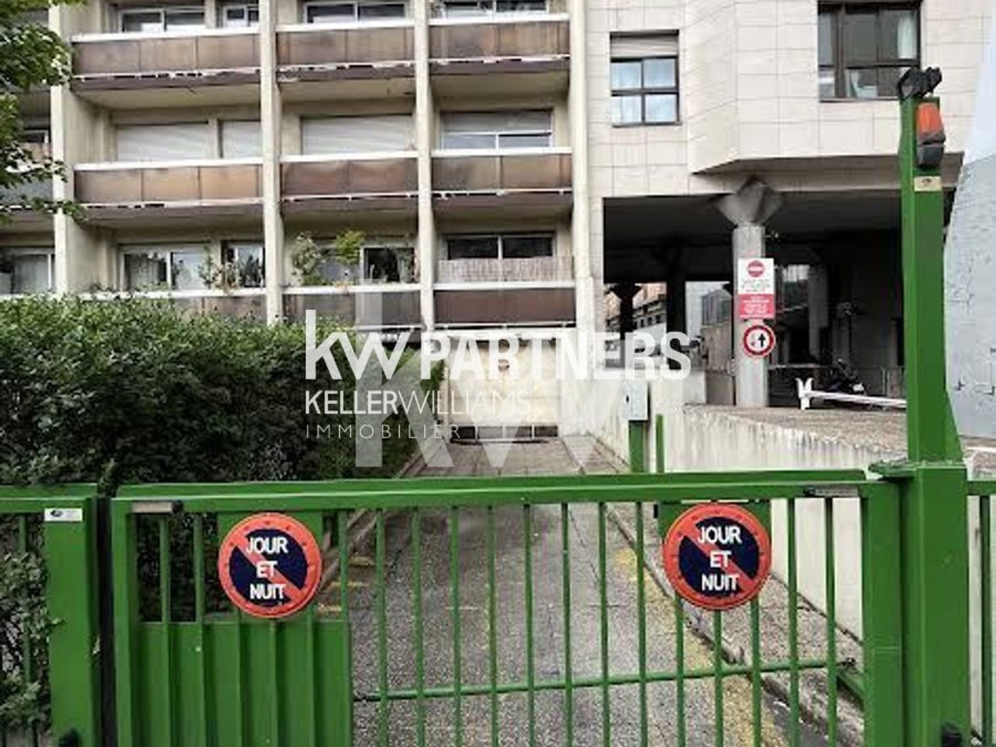 Parking / garage / box à vendre - 11m2 - Paris 20e (75020)