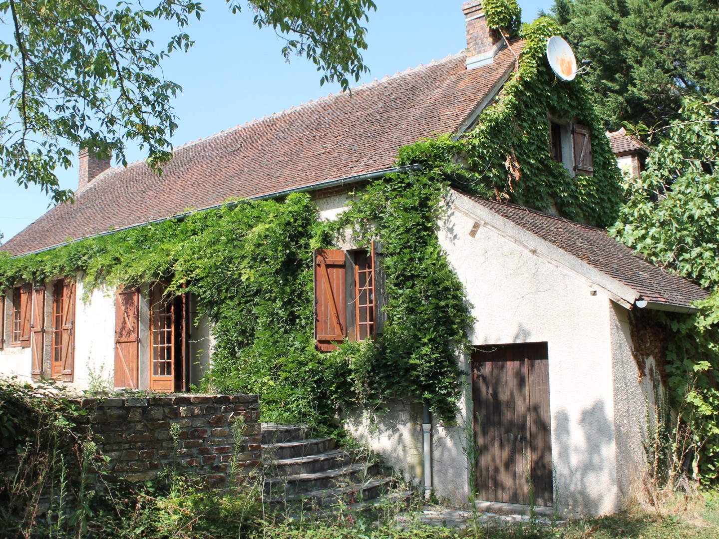 Cérilly - Maison spacieuse avec piscine chauffée sur 2699m2 de terrain.