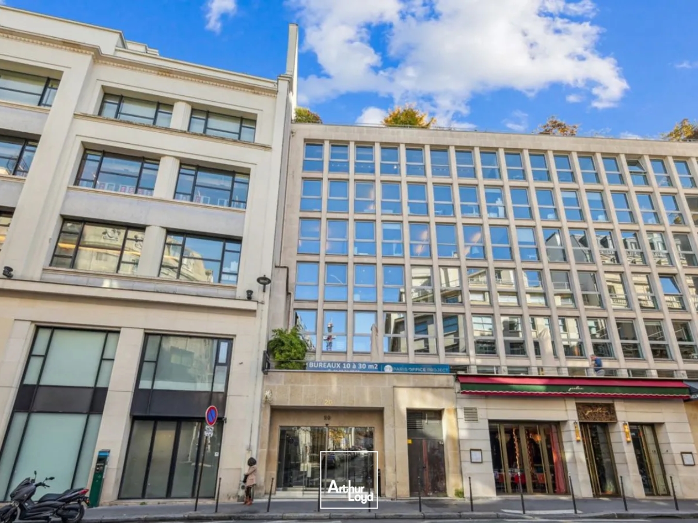 Bureau opéré Paris 8e immeuble moderne quartier central