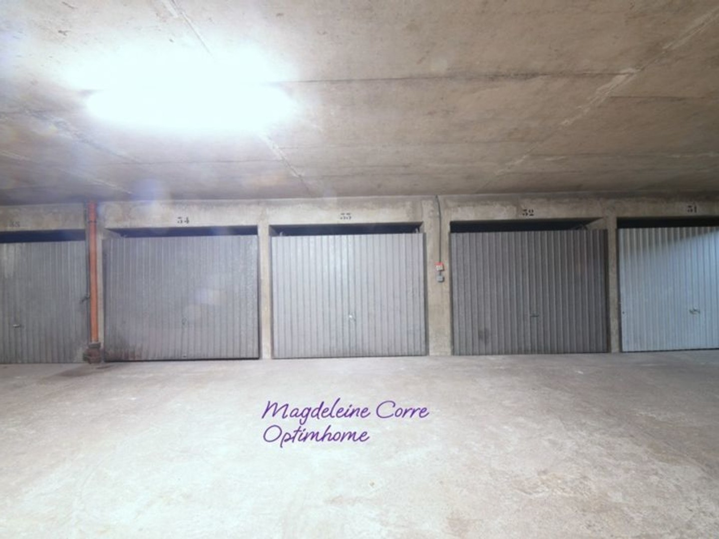 Box fermé de 13m² dans résidence de 1972