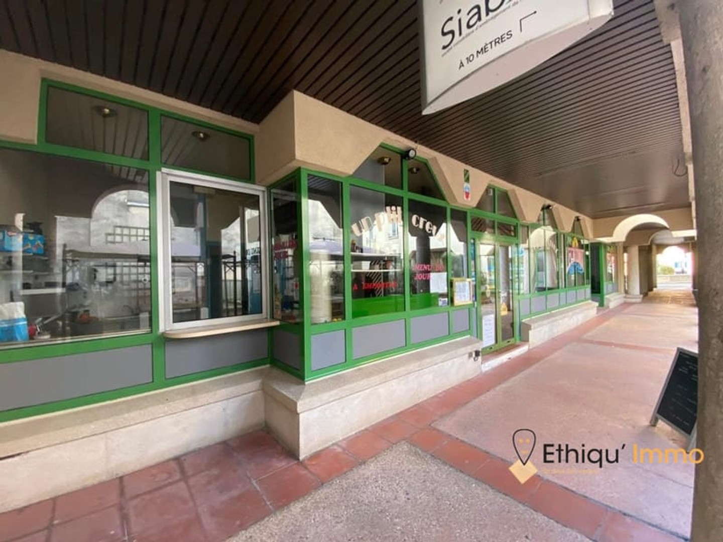 Local commercial 180 m²