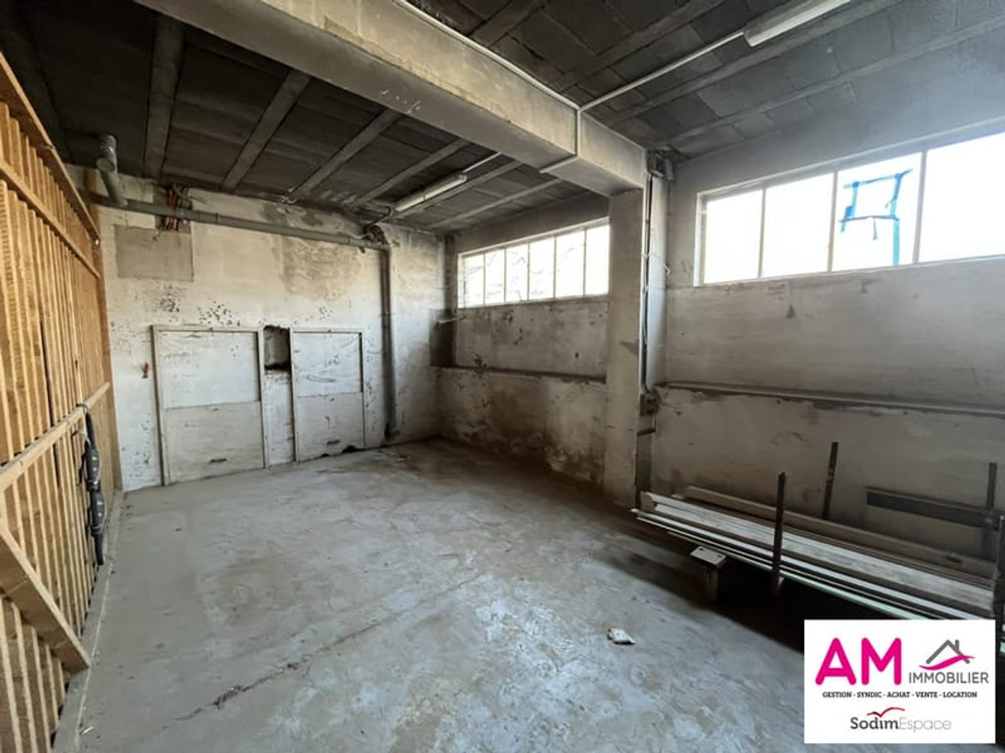 Immeuble industriel 301 m²