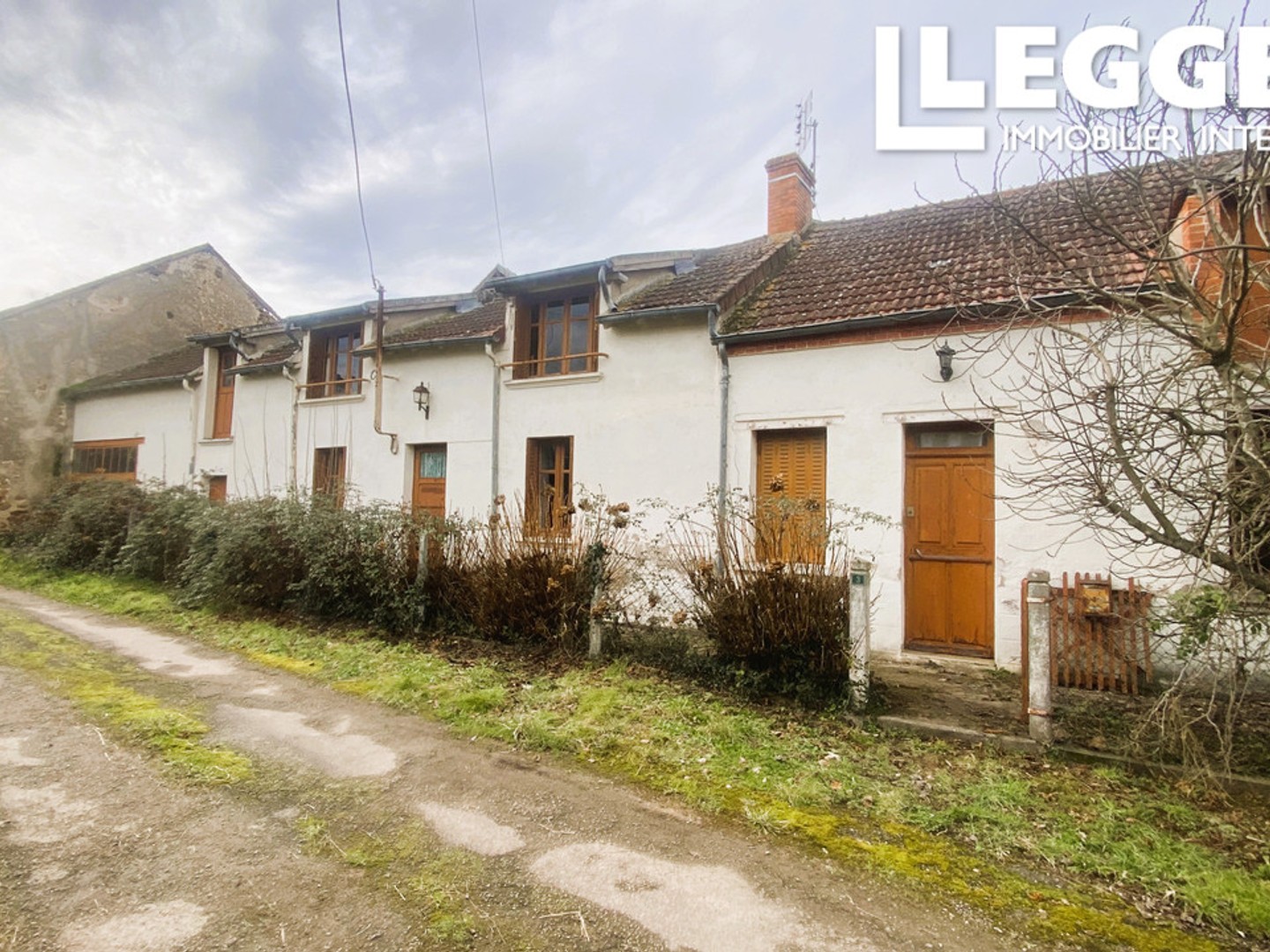 Charmant cottage de 4 chambres avec grange attenante, jardin avec dépendance et verger séparé d'un acre.
