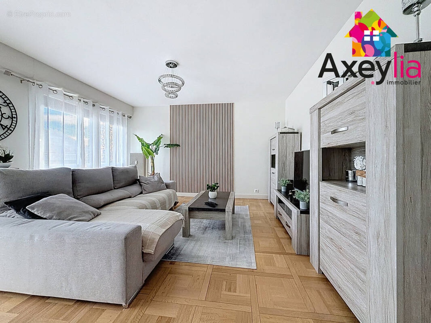 A vendre - roanne centre - proche gare - appartement t5 avec quatre chambres, deux balcons, cave et garage