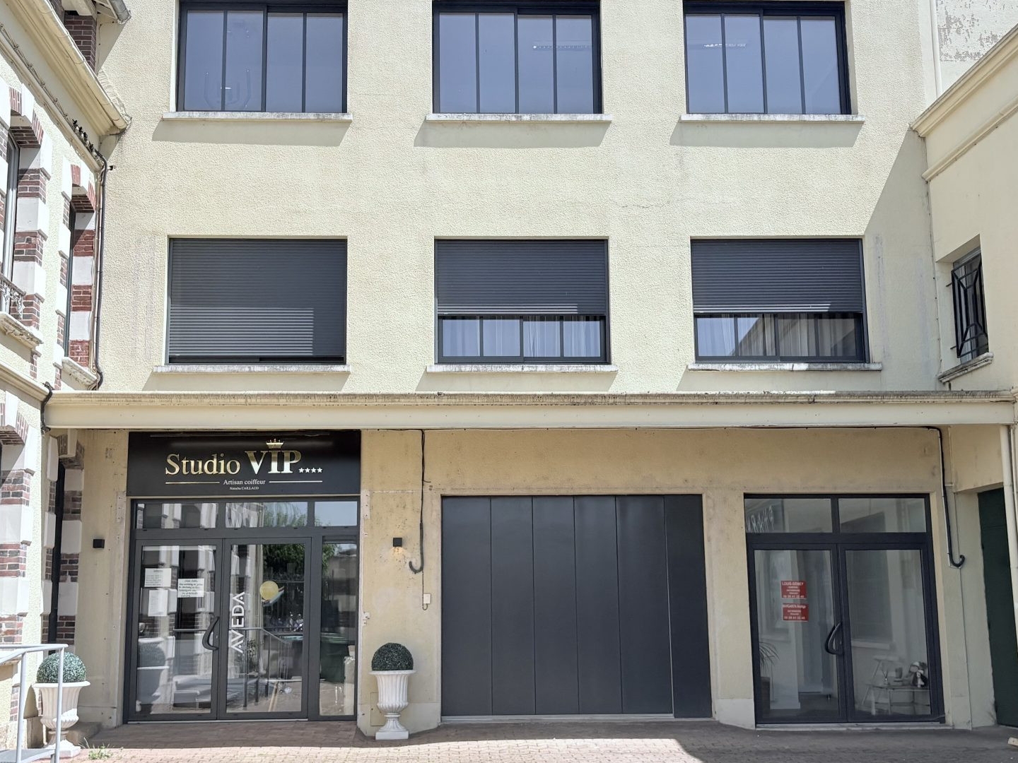 Immeuble à usage mixte: habitation et commerces