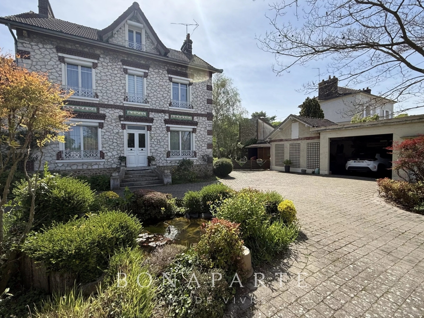 Maison de maître en meulière - 264 m² - Parc arboré de 1 440 m² à 40 min de Paris