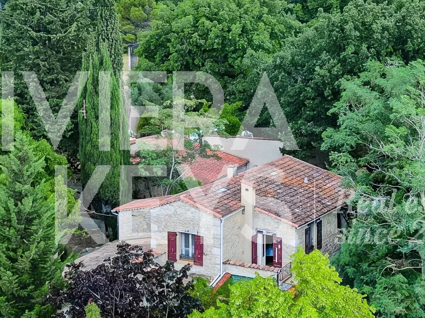 FAYENCE : Domaine en pierre au calme sur 26 hectares, à 1 heure de l'aéroport de Nice