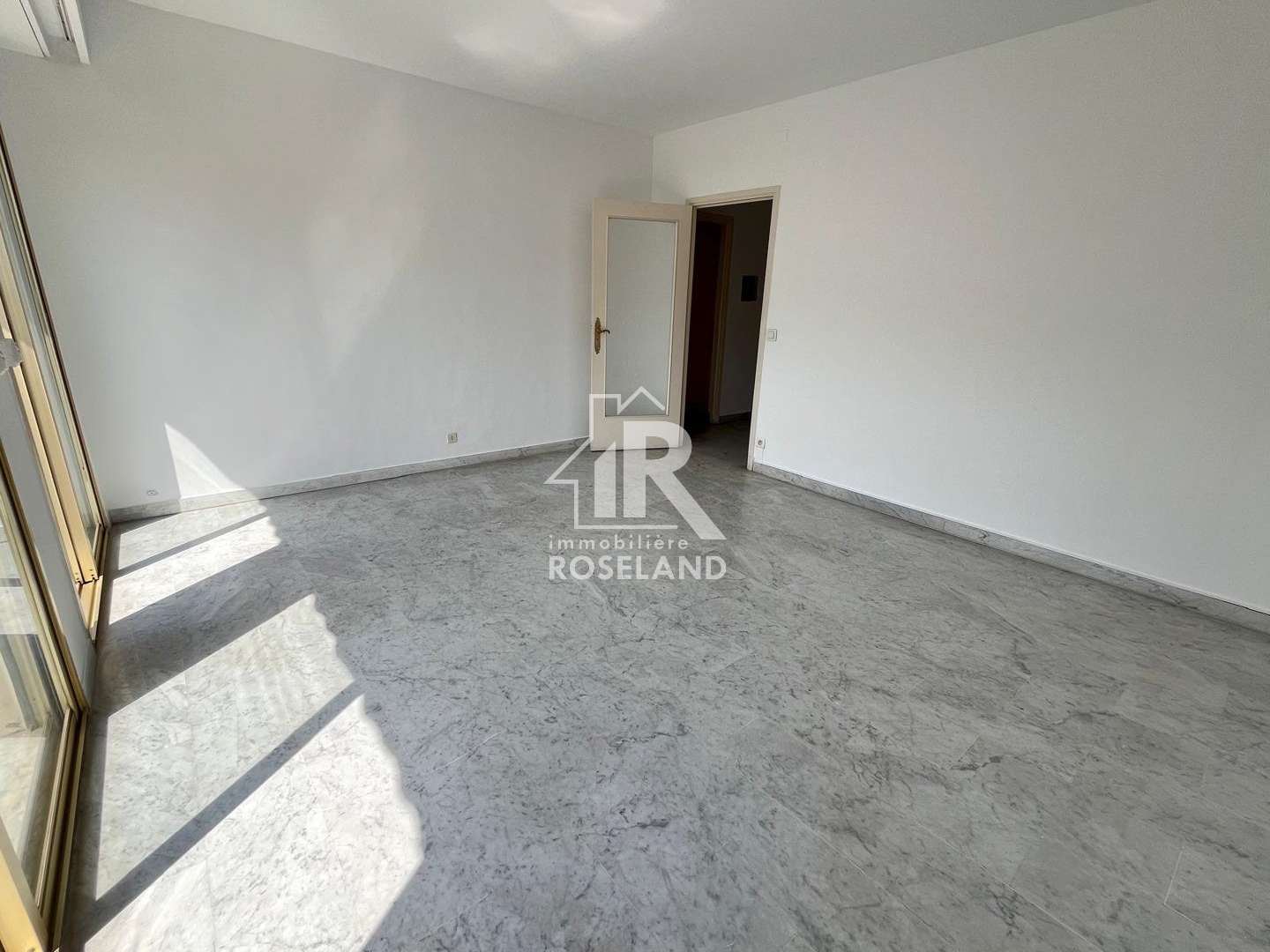 NICE - PROCHE EGLISE RUSSE - GRAND F2 - 55 M2 - TERRASSE - P