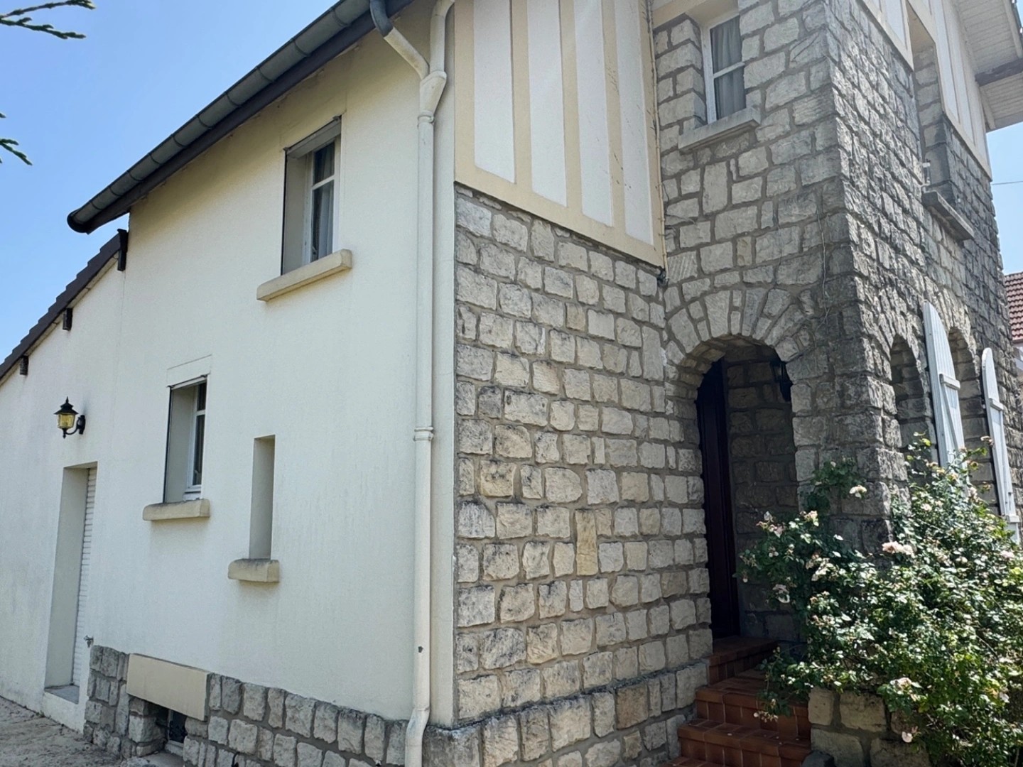CENTRE VILLE - MAISON EN PIERRES AVEC GARAGE ET JARDIN