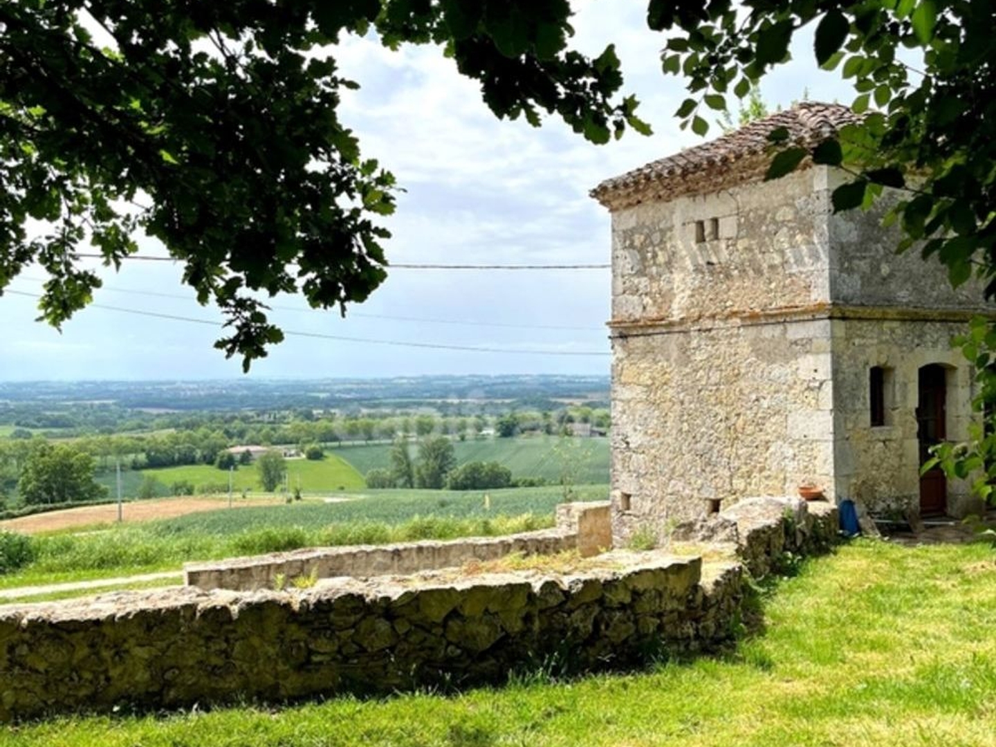 Ensemble de charme & de caractère : château, conciergerie & tour de guêt du XVIIIème près de Saint-Clar (32)