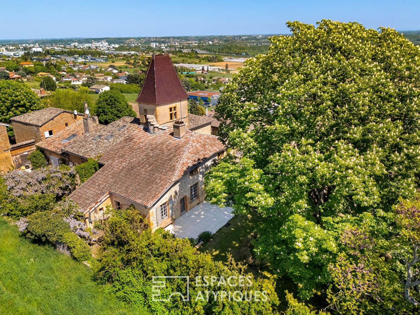 Maison en pierres dorées du XVIIème siècle dans un château avec vue Mont-Blanc