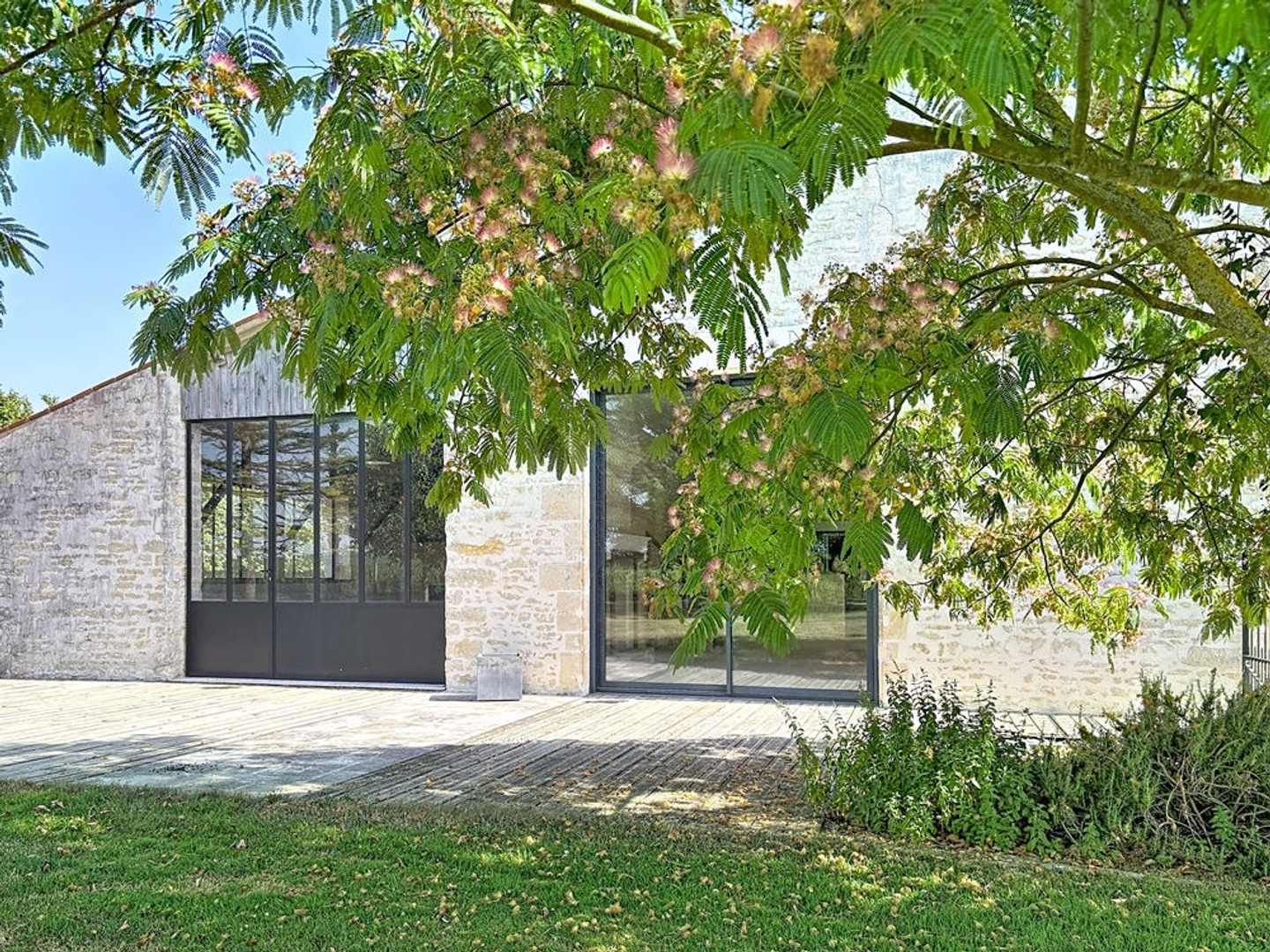 LONGERE en pierre 144 m2 grand terrain clos - Charme et Quiétude