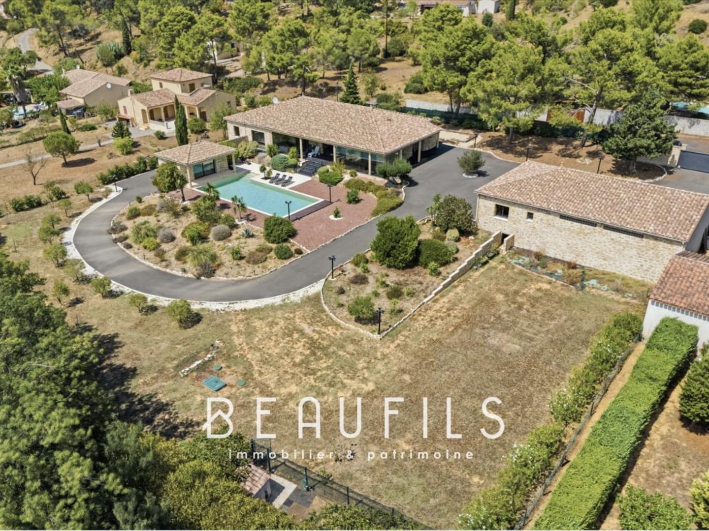 Vends villa - 435 m² - 10 pièces, 4 chambres - Narbonne 11100