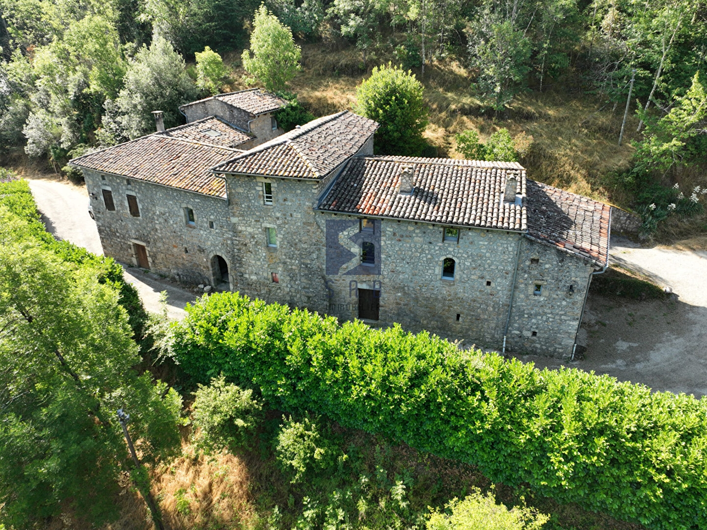 Ardèche : Vallée de l'Eyrieux Ensemble immobilier de 6 gîtes en pierre sur un terrain de 705 m²