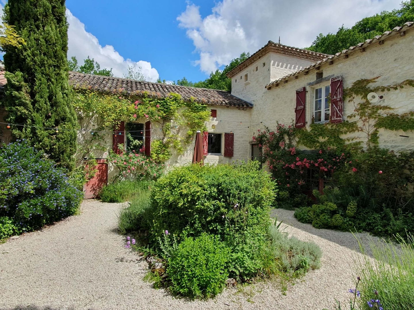 Magnifique maison de village de caractère avec un joli jardin fleuri