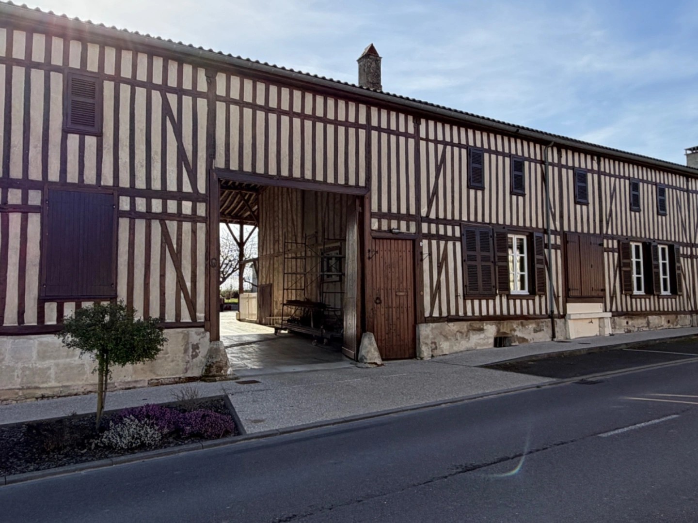 CORPS DE FERME RÉNOVÉ AVEC DÉPENDANCES ET PARC ARBORÉ