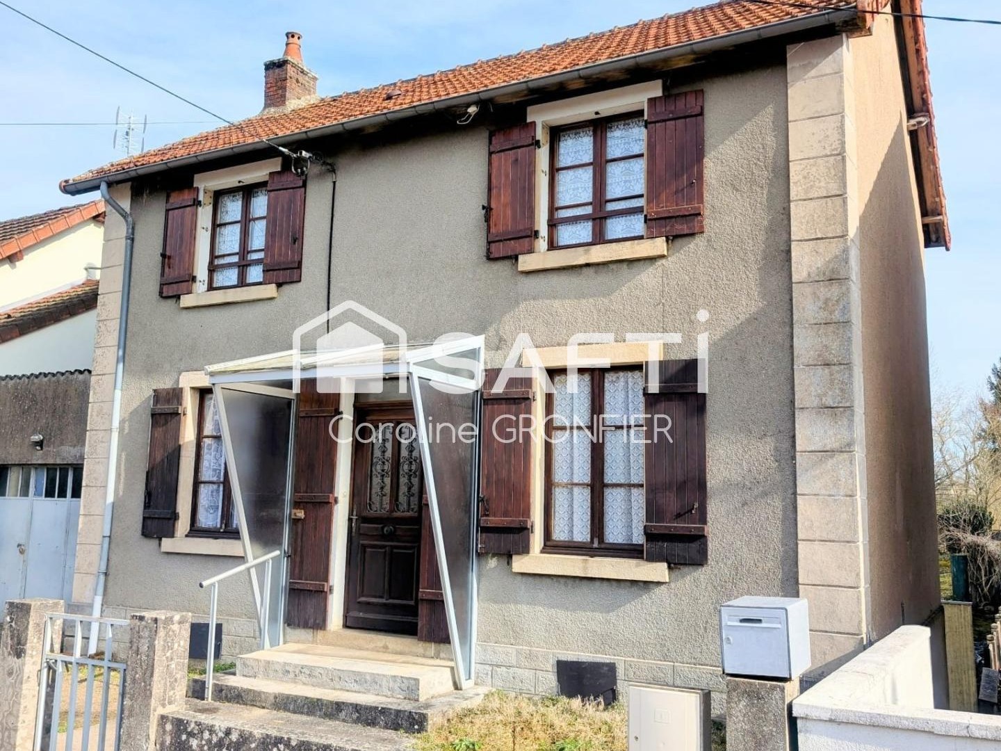 Maison élevée sur cave avec jardin - Proche commodités