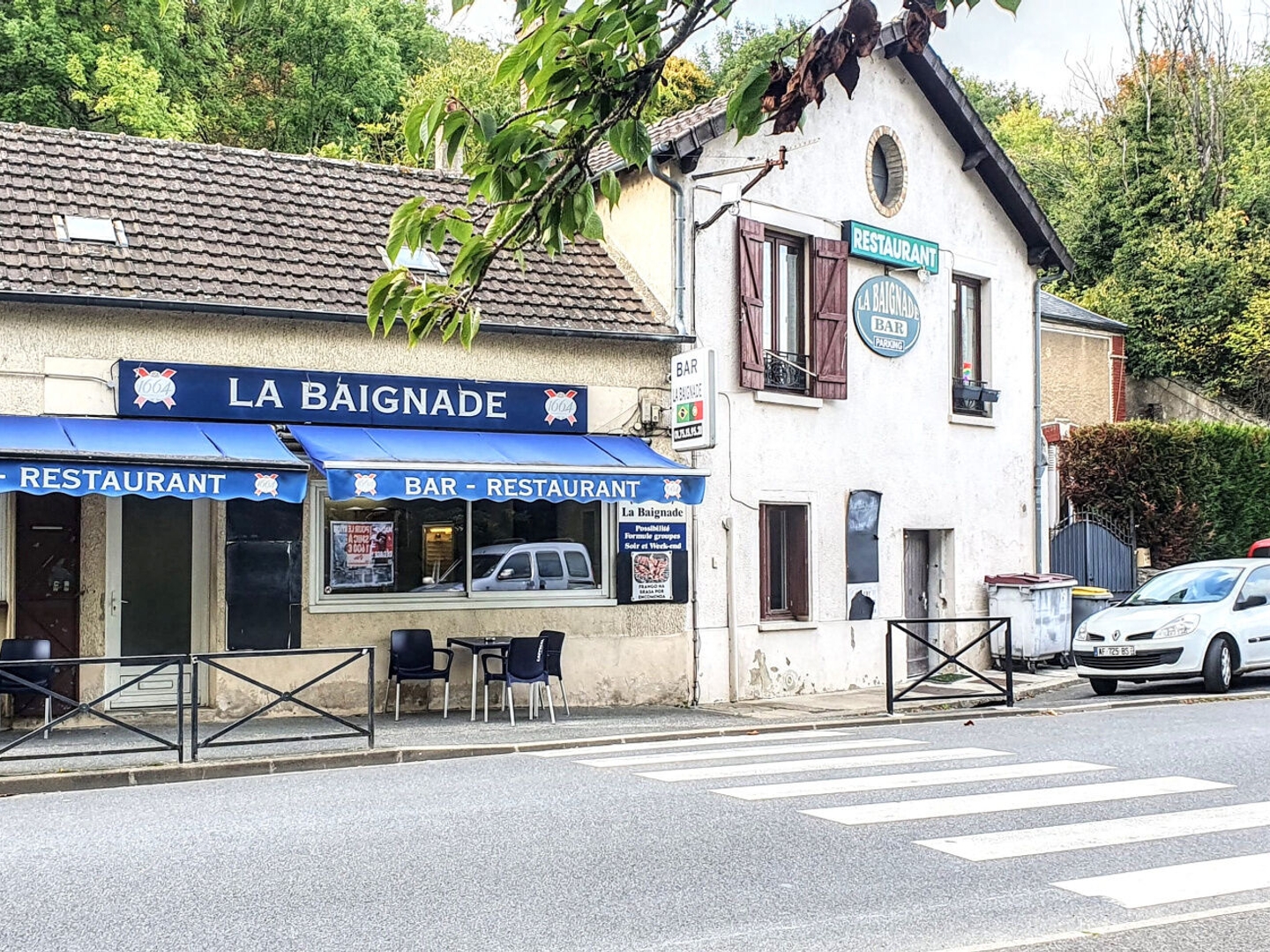 Immeuble avec bar, restaurant, T4 et studio