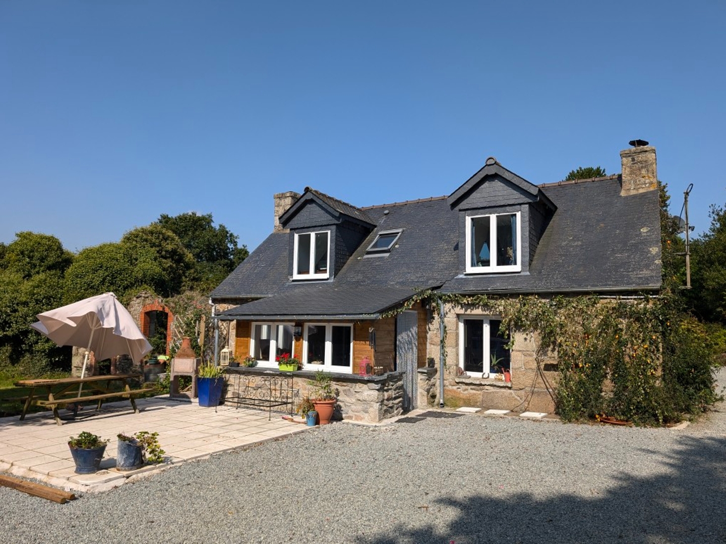 COTES D'ARMOR - Une maison en pierre de 2 chambres, un gîte de 1 chambre avec un garage et près de Locarn