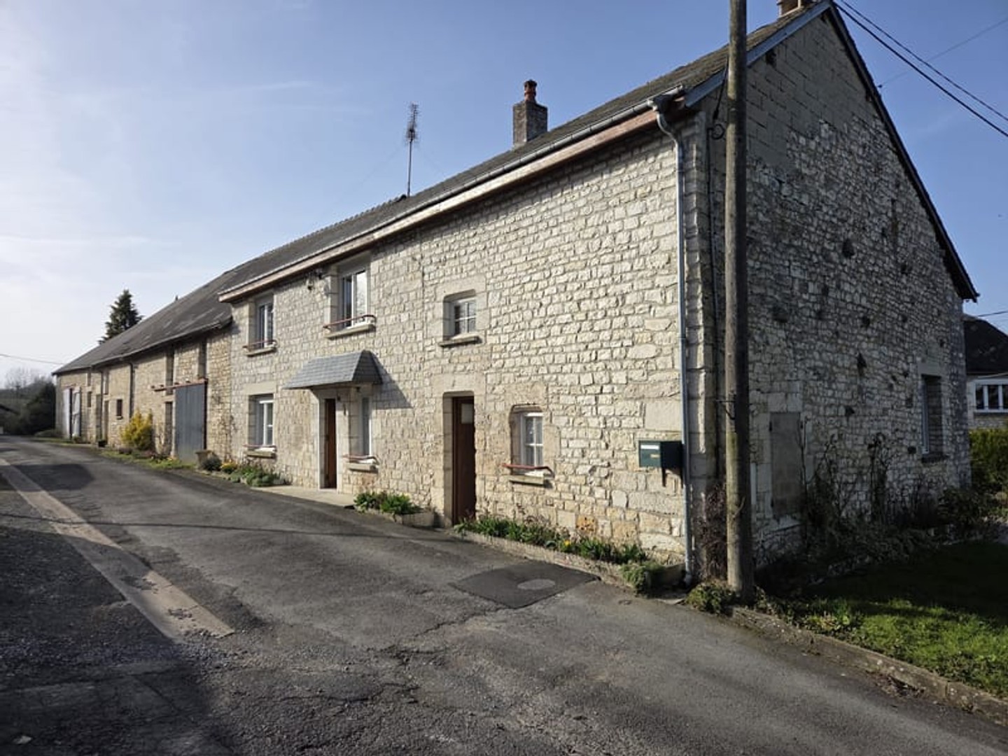 CORPS DE FERME avec maison et dépendances