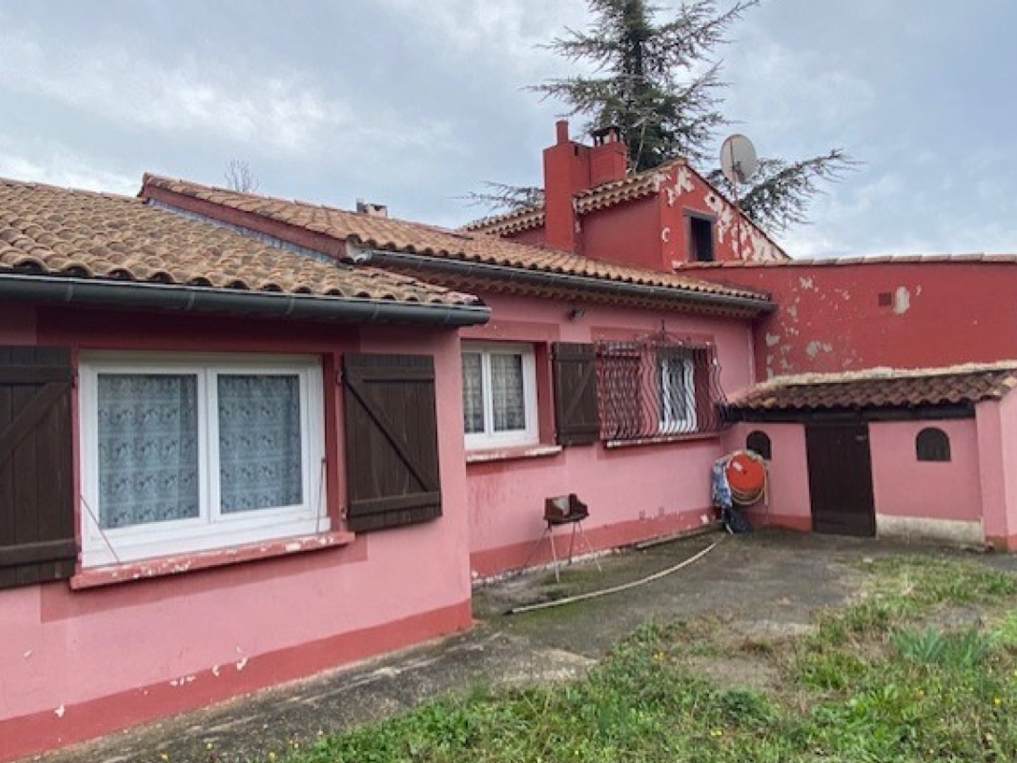LEVENS CENTRE VILLA 4P GARAGE COMBLES TERRAIN 910M² PLAT CLOS
