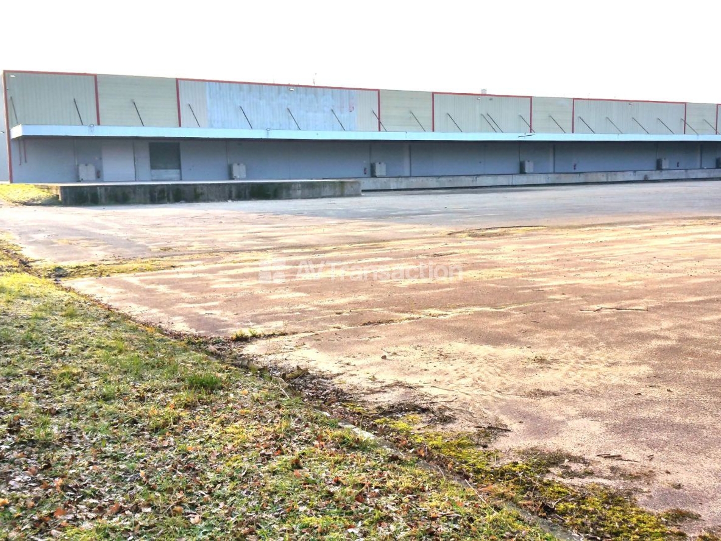 A vendre , Louviers ( 27400 ) ,entrepôt 10670 m2 , terrain 3 ha