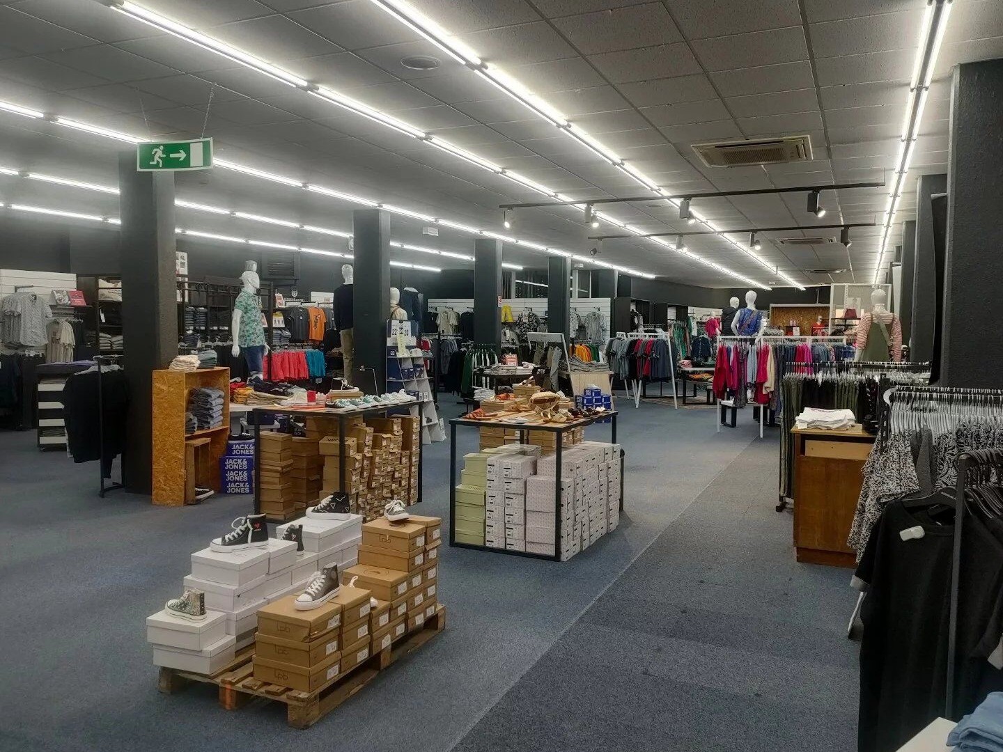 Vente d'un spacieux bâtiment commercial composé de 4 niveaux