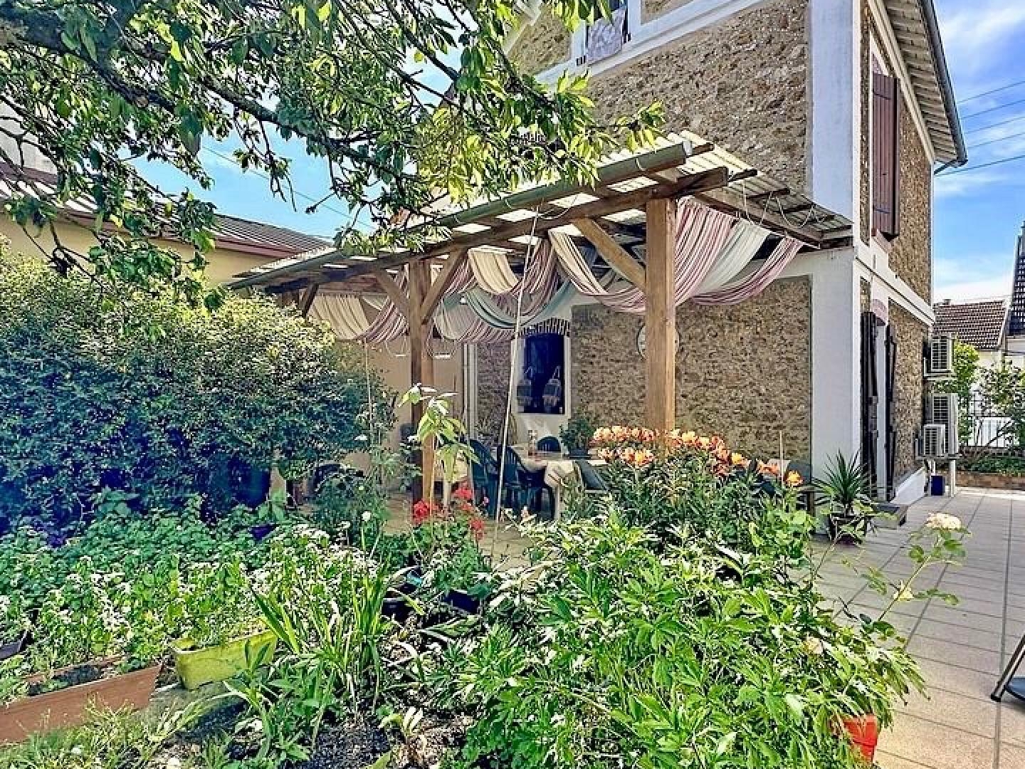Maison meulière avec jardin sud & garage  RER D à pied !