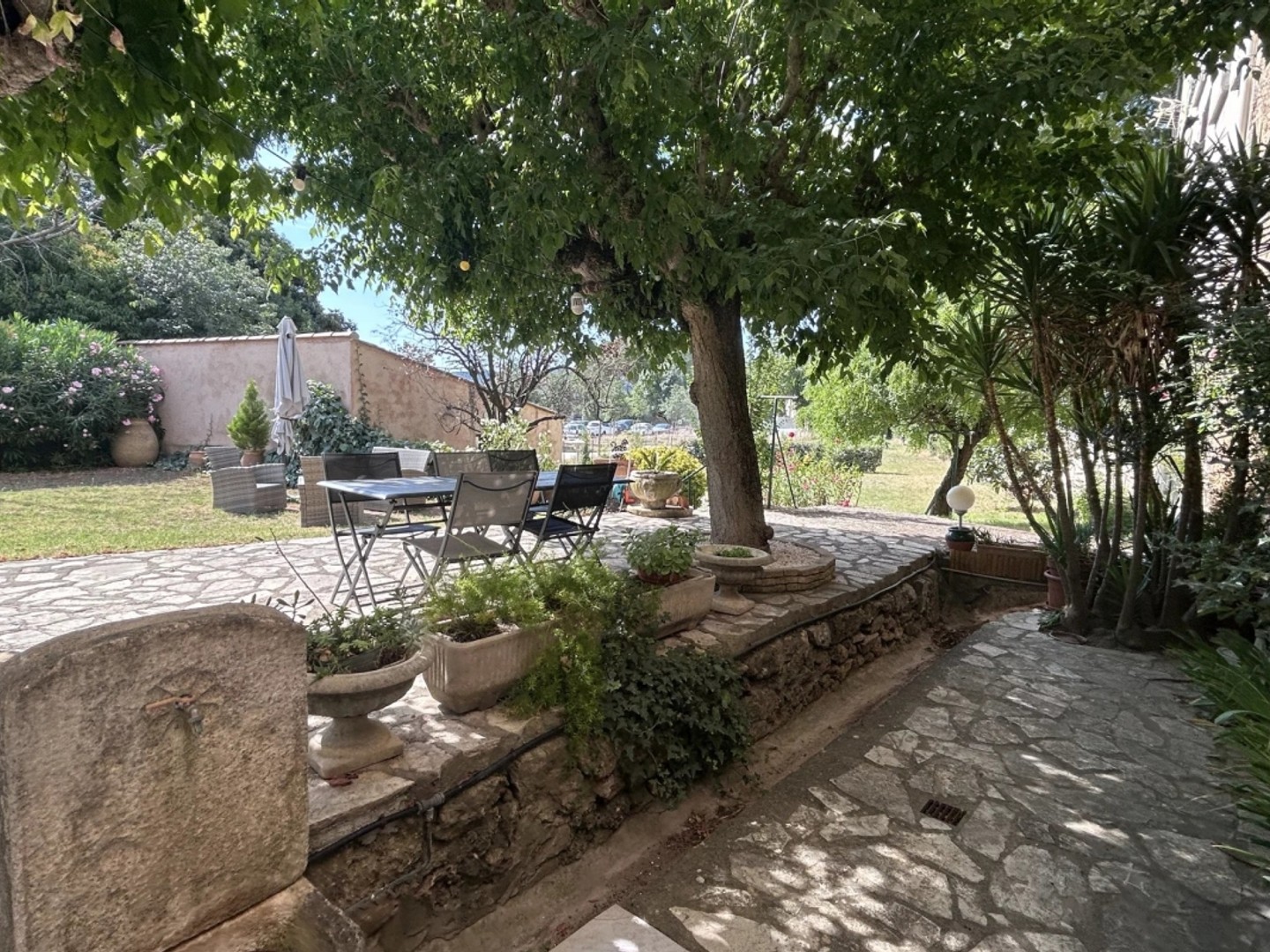 Maison de village avec jardin et garages
