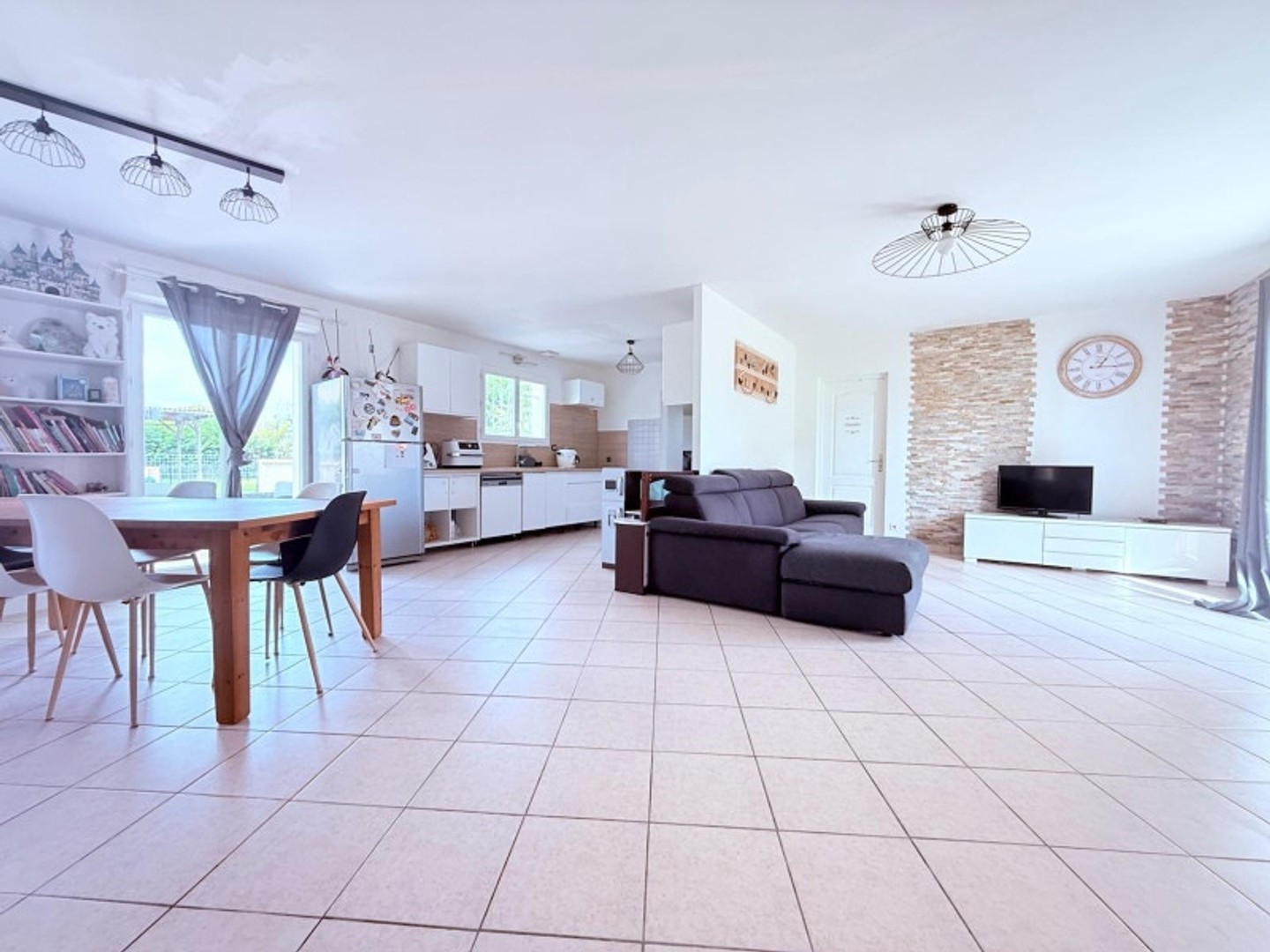 Maison plain-pied 130 m² – 4 chambres – piscine – terrain 3 200 m² – assainissement conforme