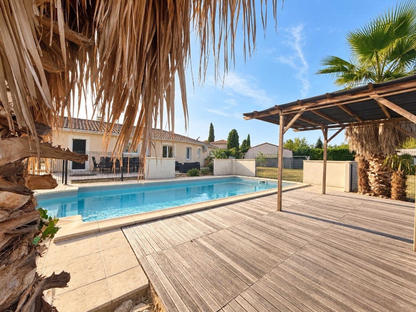 Maison plain-pied 130 m² – 4 chambres – piscine – terrain 3 200 m² – assainissement conforme