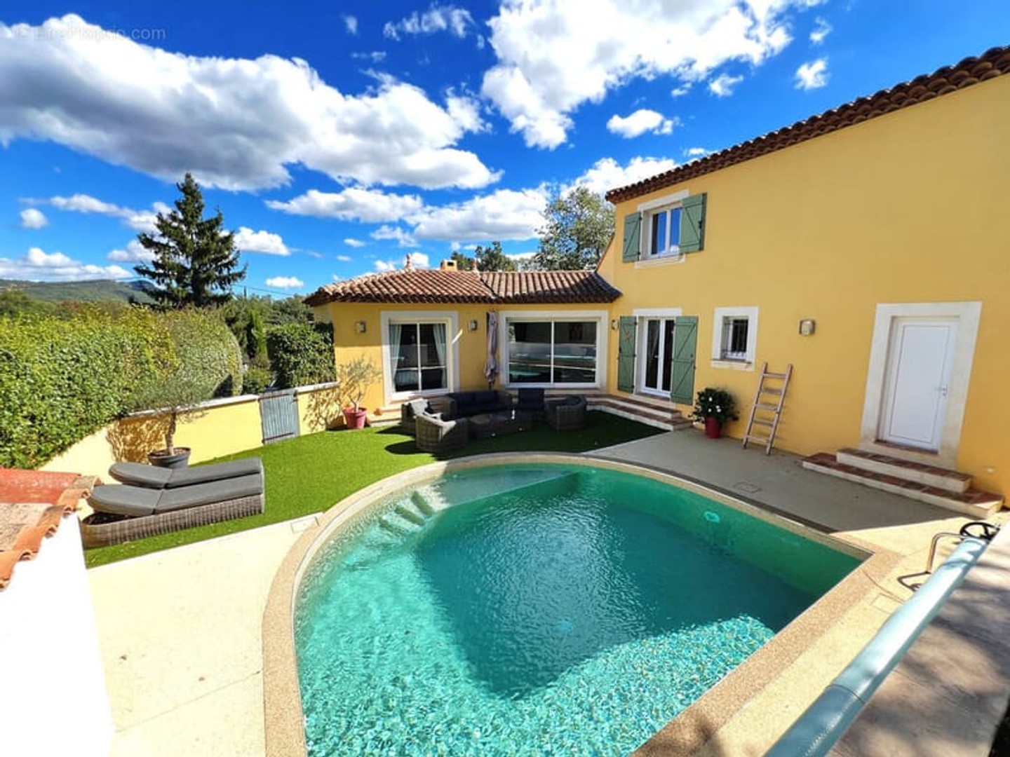 Superbe villa forcalqueiret 175m2 + dépendances