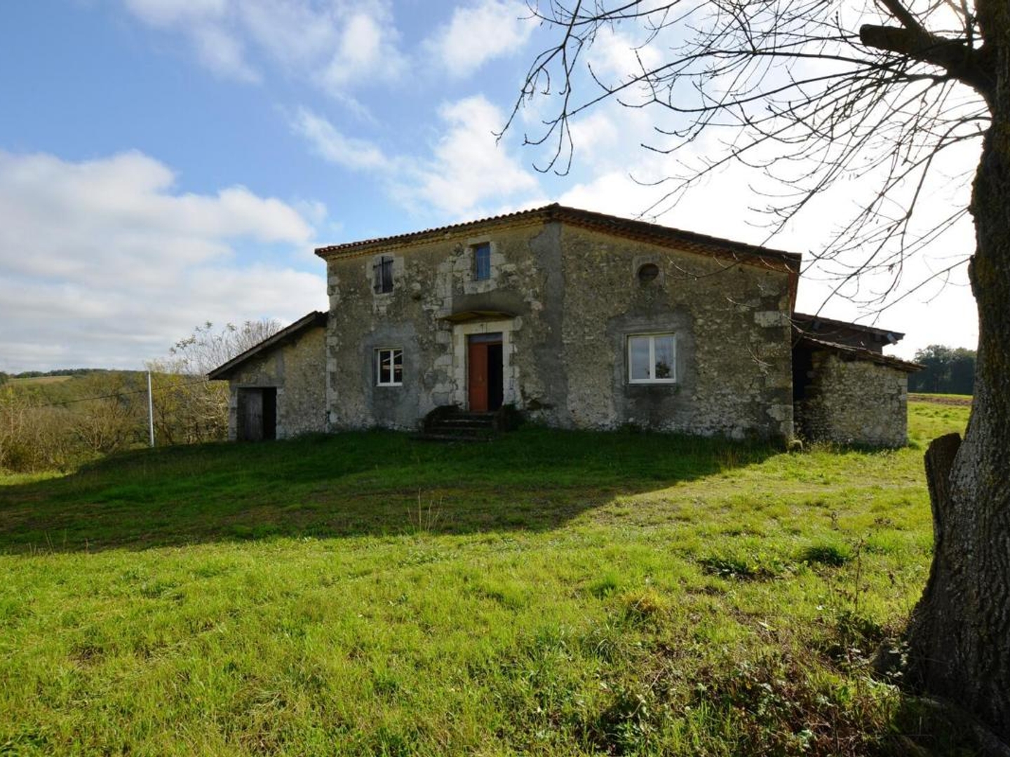 Prix en baisse! A vendre, proche Auch, Gers: ancien corps de ferme à rénover avec maison authentique en pierre et de nombreuses dépendances sur un site exceptionnel, situation dominante et calme sans voisinage et nuisances. Terrain d'un ha. Allée privée