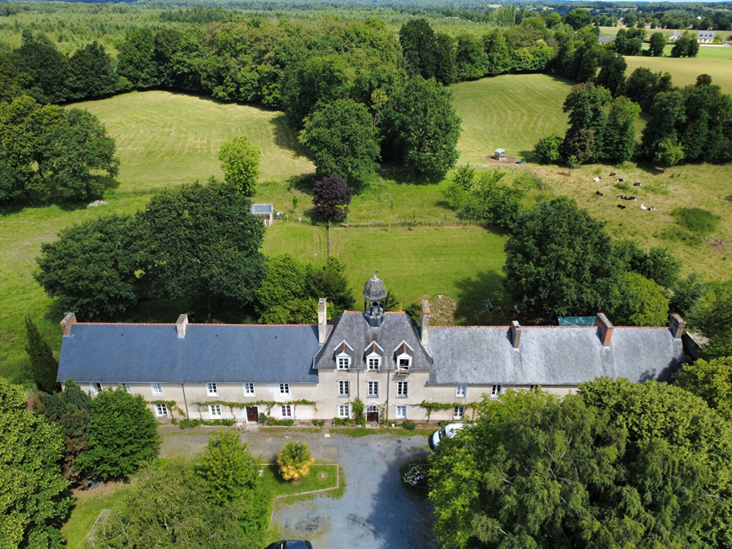 Ancien Presbytère de caractère. Ensemble immobilier de rapport au coeur de Saint-Méen-le-Grand