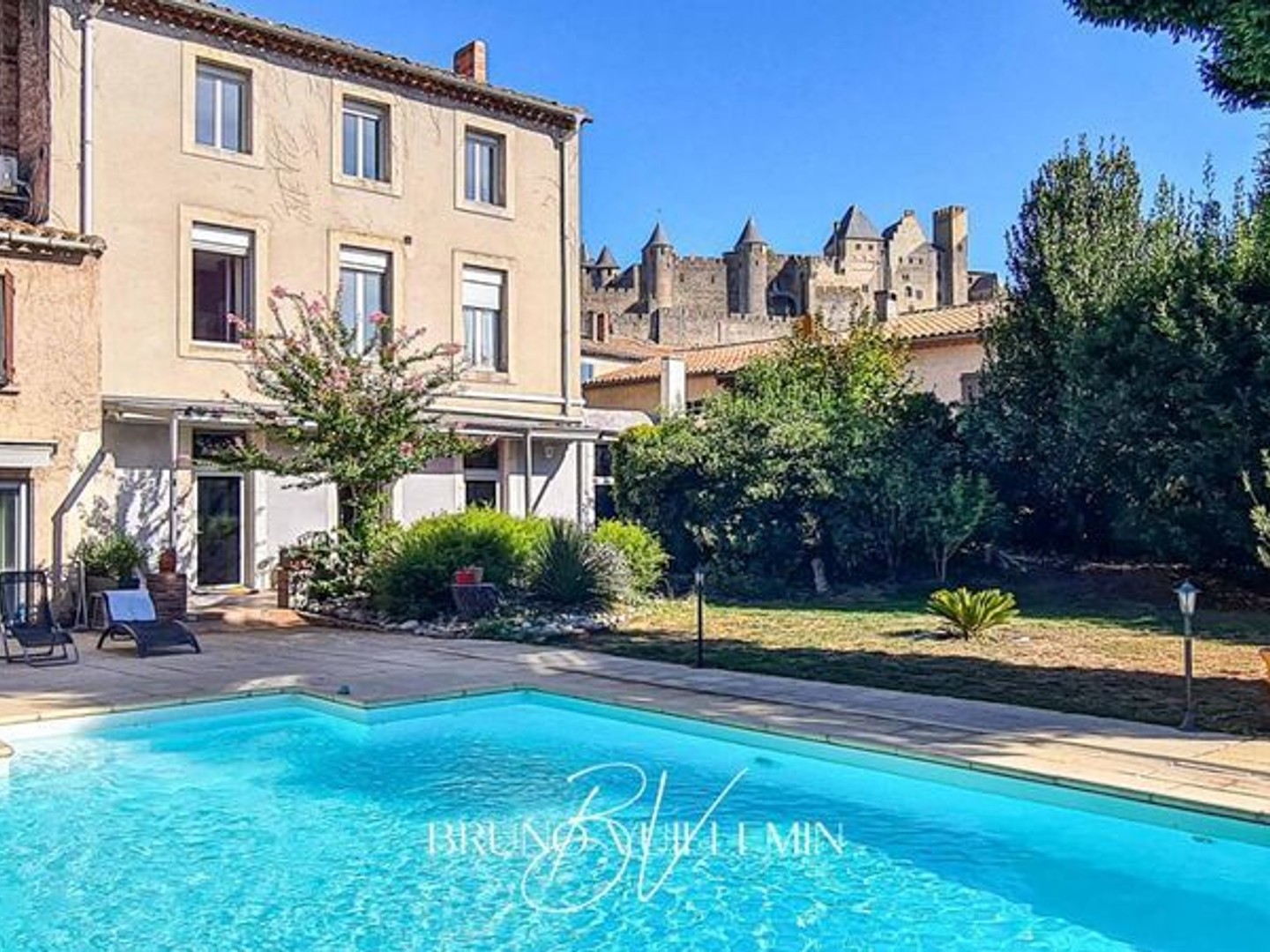 ENSEMBLE IMMOBILIER AU PIED DE LA CITE DE CARCASSONNE