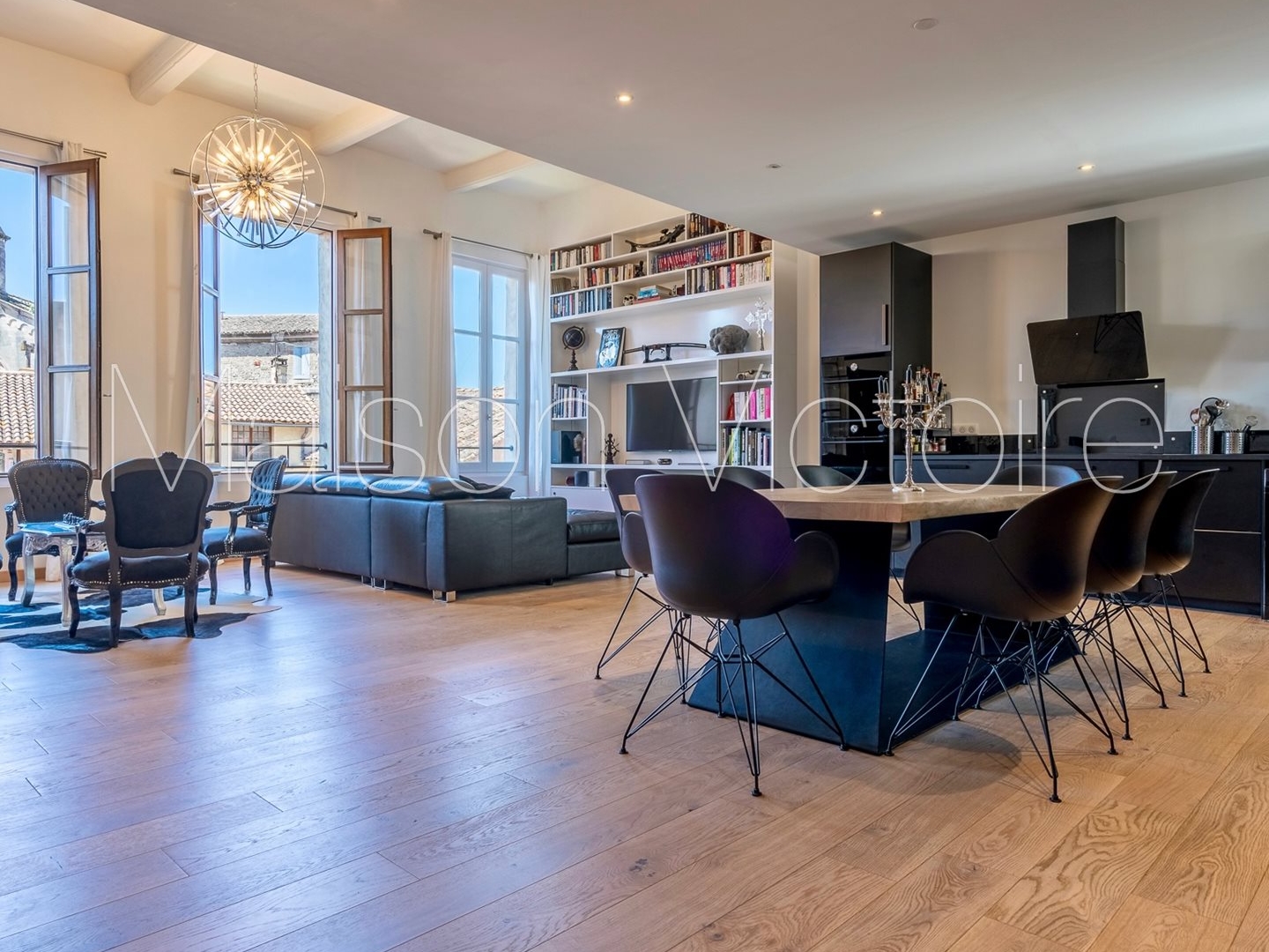 Loft duplex avec terrasse tropézienne au coeur de la ville.