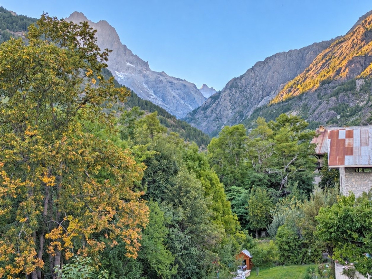 Pelvoux : Vaste plateau T3 à aménager-Vue montagne