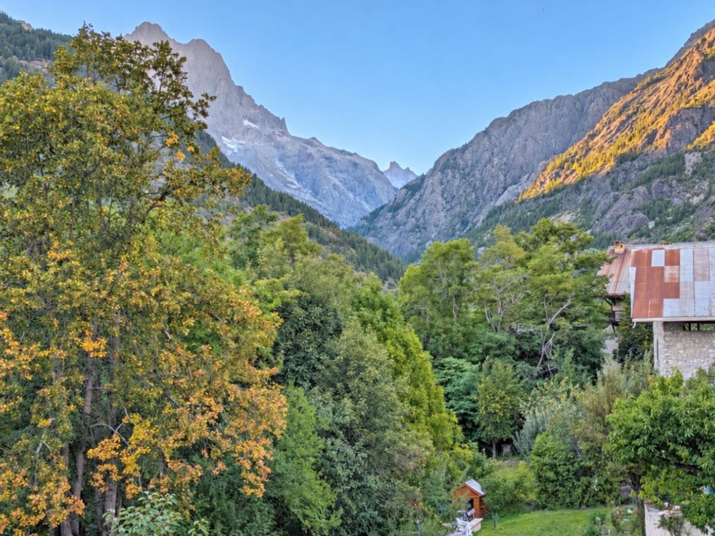 Pelvoux : Vaste plateau T3 à aménager-Vue montagne
