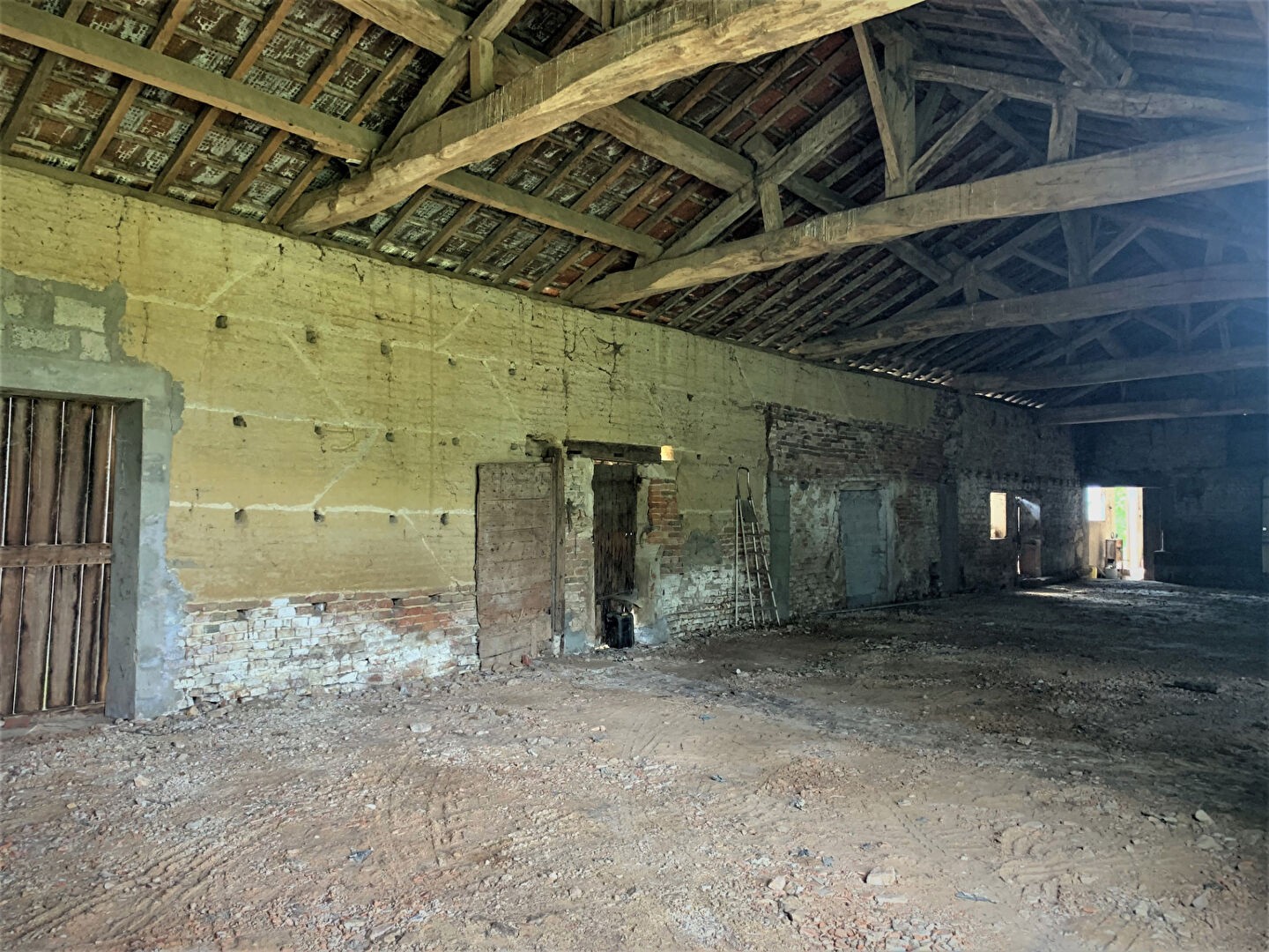 Grange à aménager de 500 m2 au sol sur 3000m2 de terrain
