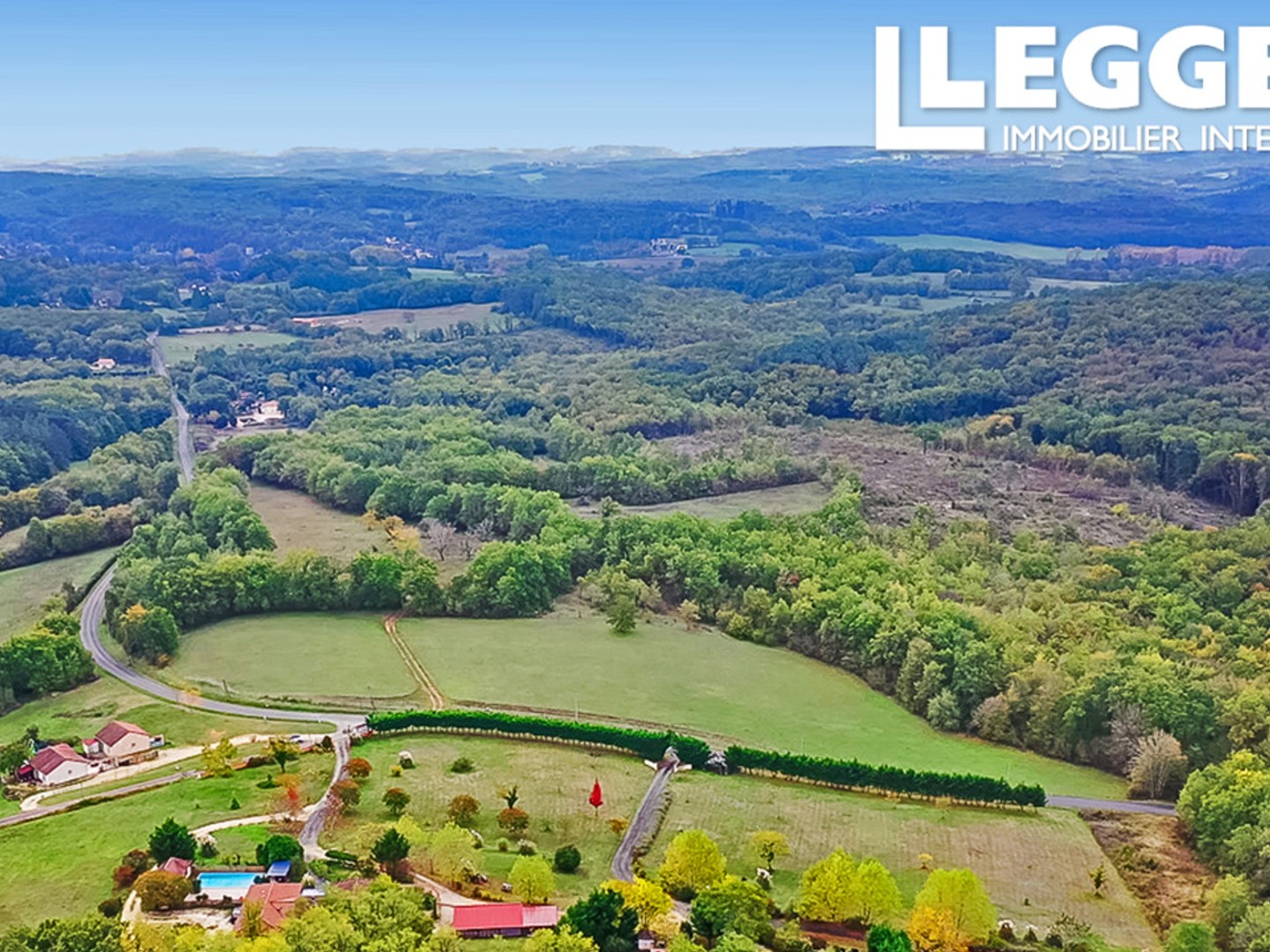 Un ensemble de 5 maisons modernes et 4 piscines à flanc de colline sur près de 2,5 avec vue panoramique
