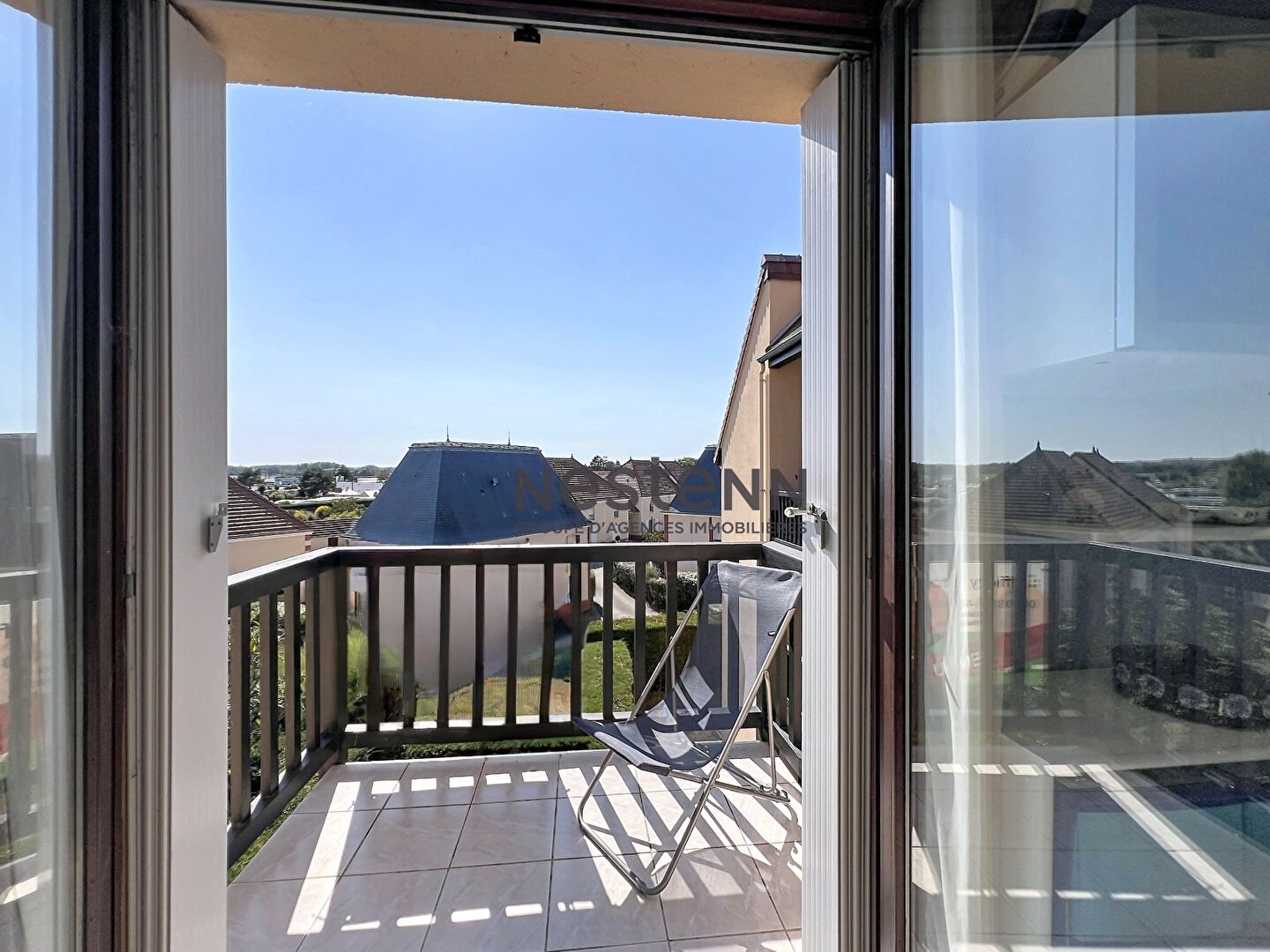 A vendre studio dernier étage avec coin nuit et balcon à deux pas de la plage