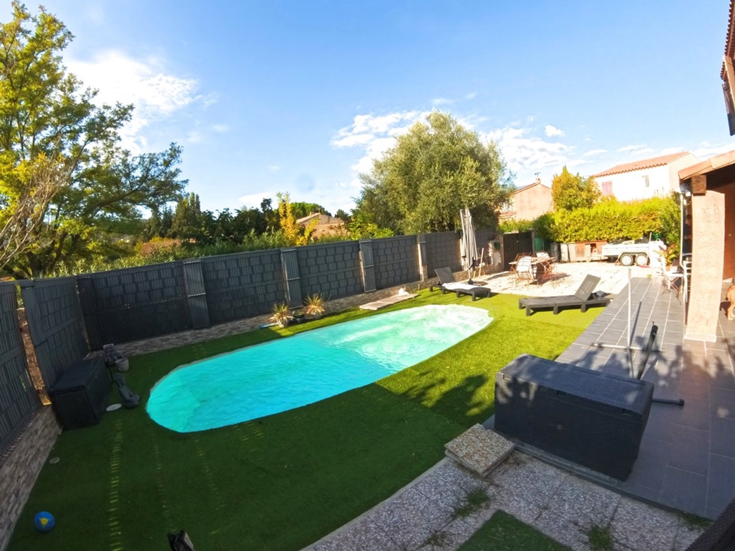 Maison individuelle de 92m2 sur une parcelle de 366m2 avec garage et piscine au BEAUSSET