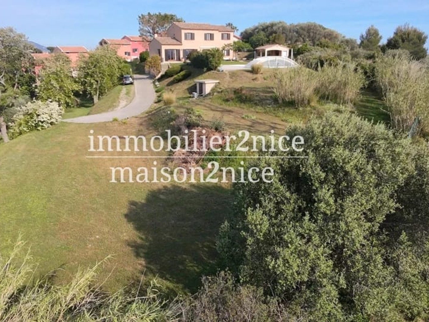 Nice Ouest - Superbe propriété 185m2 sur terrain plat dominant 5000m2