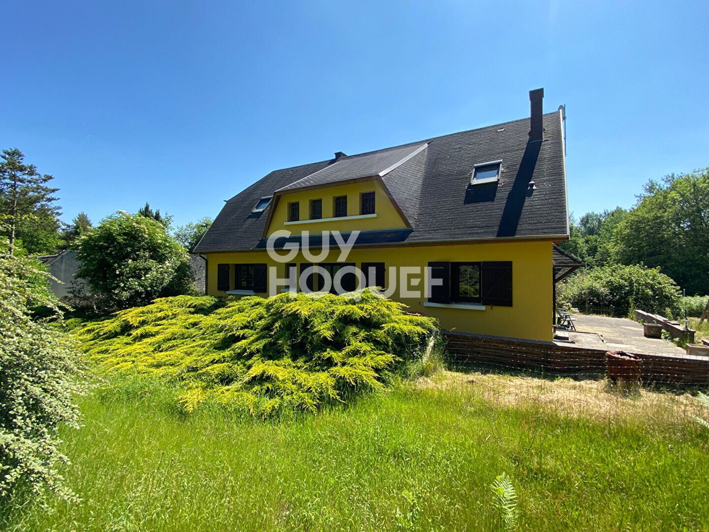 Grande maison traditionnelle en lisière de forêt